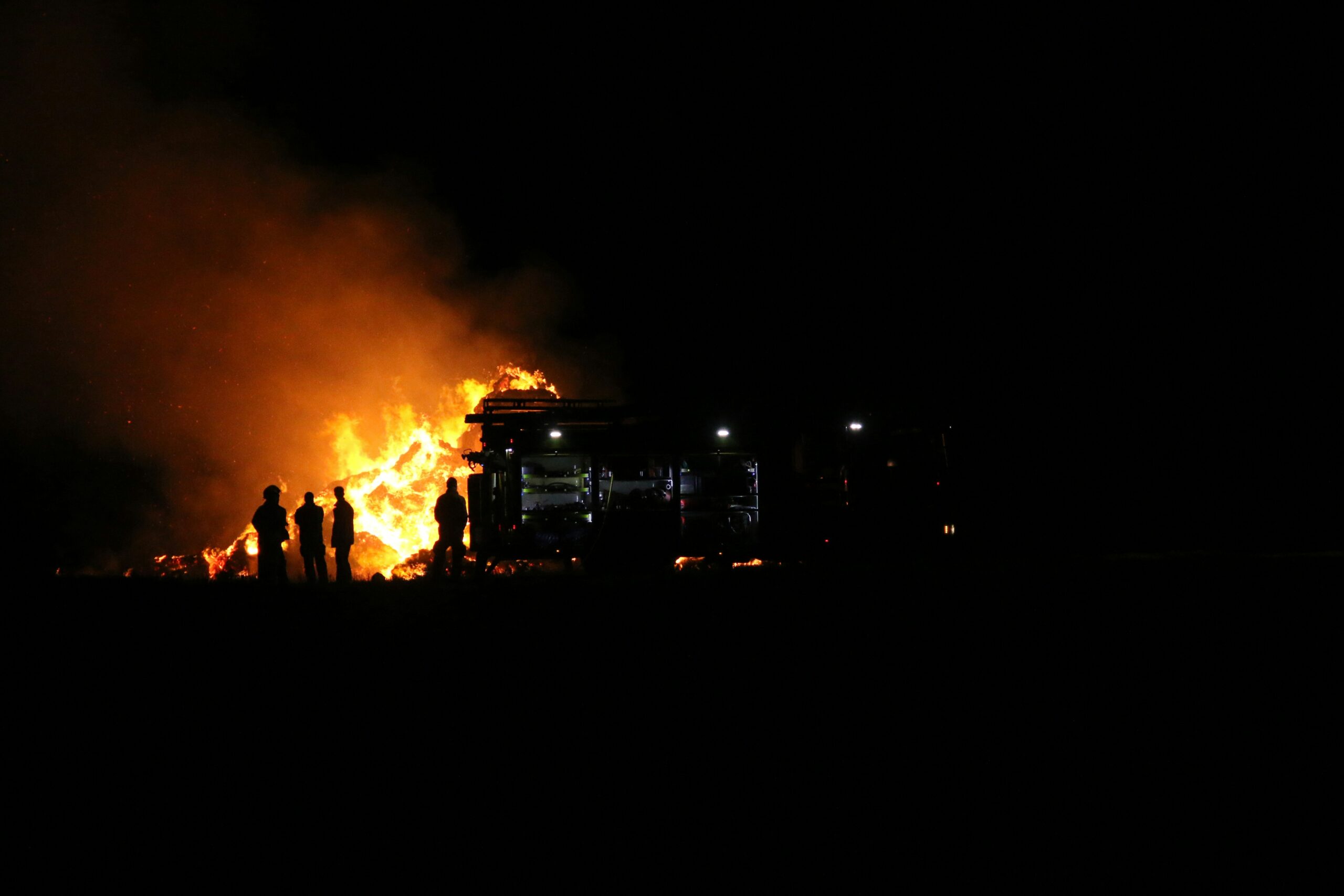 Ein Lkw-Brand auf der A2 bei Vlotho sorgte für eine lange Sperrung Richtung Hannover. Löscharbeiten und Aufräumarbeiten dauern bis in die Nacht.