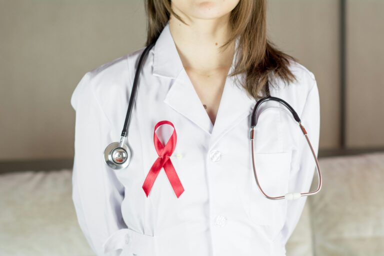 Kürzungen gefährden HIV- und Aids-Prävention in Deutschland. Test- und Beratungsangebote stehen vor großen Herausforderungen. Welt Aids Tag