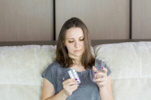 Schmerzmittel und ihre Auswirkungen auf die Nieren: Wichtige Informationen für eine bewusste Nutzung Schmerzmittel als alltägliche Helfer: Ein unterschätztes Risiko? Schmerzmittel sind für viele Menschen aus dem Alltag kaum wegzudenken – sie werden häufig bei Kopfschmerzen, Rückenschmerzen oder Menstruationsbeschwerden eingenommen. Besonders verbreitet sind dabei die sogenannten nichtsteroidalen Antirheumatika (NSAR) wie Ibuprofen, Diclofenac und ähnliche Wirkstoffe. Diese Medikamente sind rezeptfrei erhältlich und werden daher oft ohne Rücksprache mit einem Arzt angewendet. Was viele jedoch nicht wissen: Diese Schmerzmittel können die Nierenfunktion erheblich beeinträchtigen und bei häufiger Einnahme zu dauerhaften Schäden führen. Die Nieren, die eine zentrale Rolle bei der Reinigung und Regulierung des Körpers spielen, können durch die regelmäßige Einnahme solcher Schmerzmittel unter Druck geraten und ernsthafte Schäden davontragen.