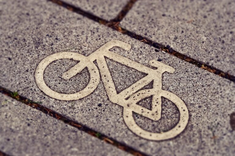 Der Radschnellweg in Ostwestfalen-Lippe (OWL) soll Radverkehr fördern. Infos zu Plänen, Herausforderungen und Fortschritten.