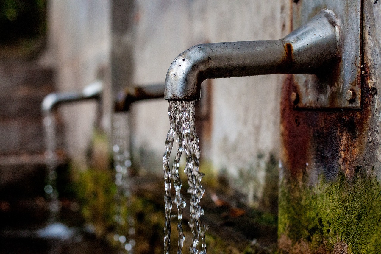 Ein Ölfilm auf der Talsperre in Haltern bedroht das Trinkwasser. Erfahren Sie, welche Schutzmaßnahmen getroffen wurden und wie sicher das Trinkwasser bleibt.