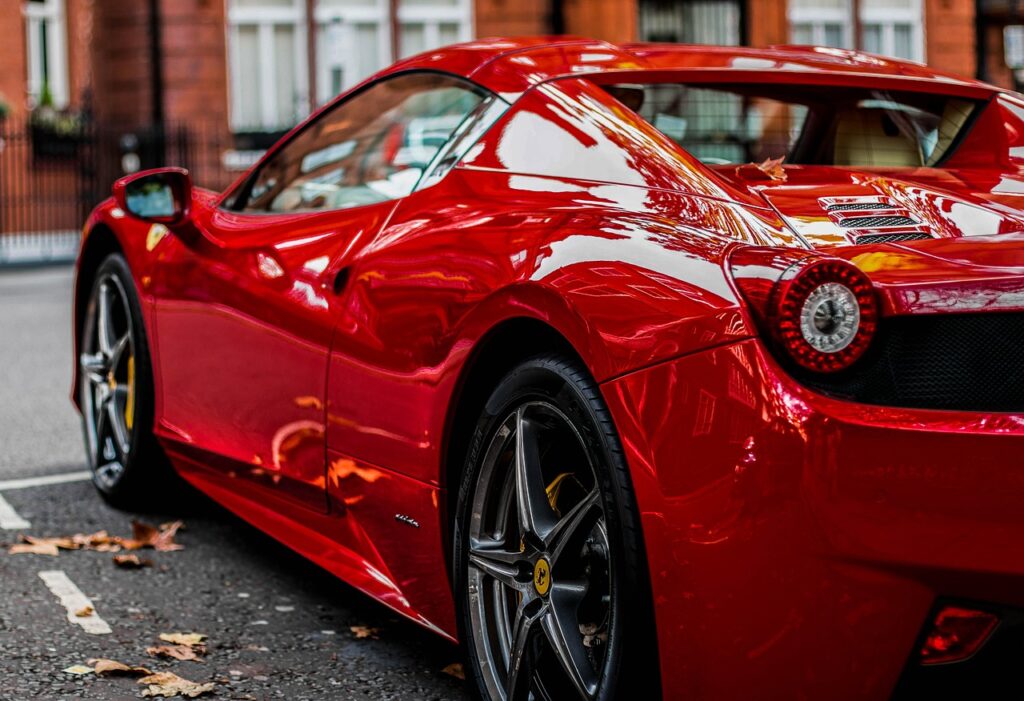 Zwei Täter entwenden einen Ferrari bei einem Einbruch in Reken, scheitern bei der Flucht und entkommen unerkannt.
