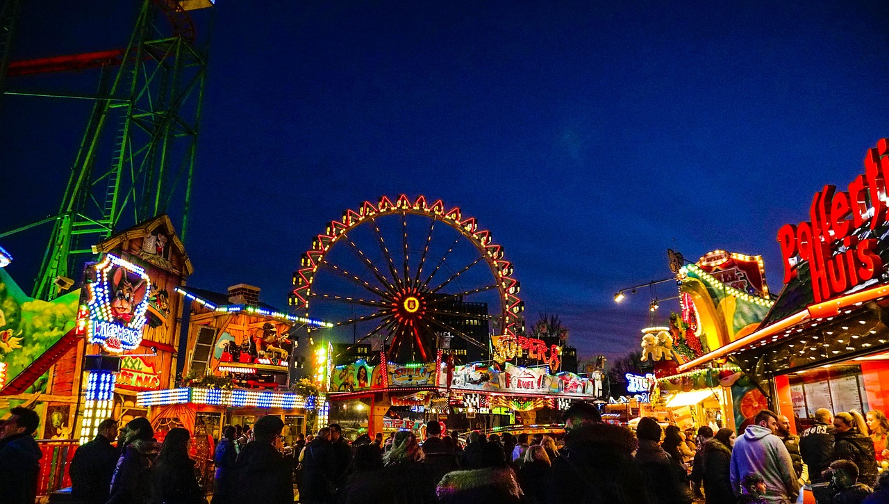 Ein Autofahrer durchbricht das Gelände der Allerheiligenkirmes in Soest und wird kurz darauf festgenommen. Polizei ermittelt die Motive.