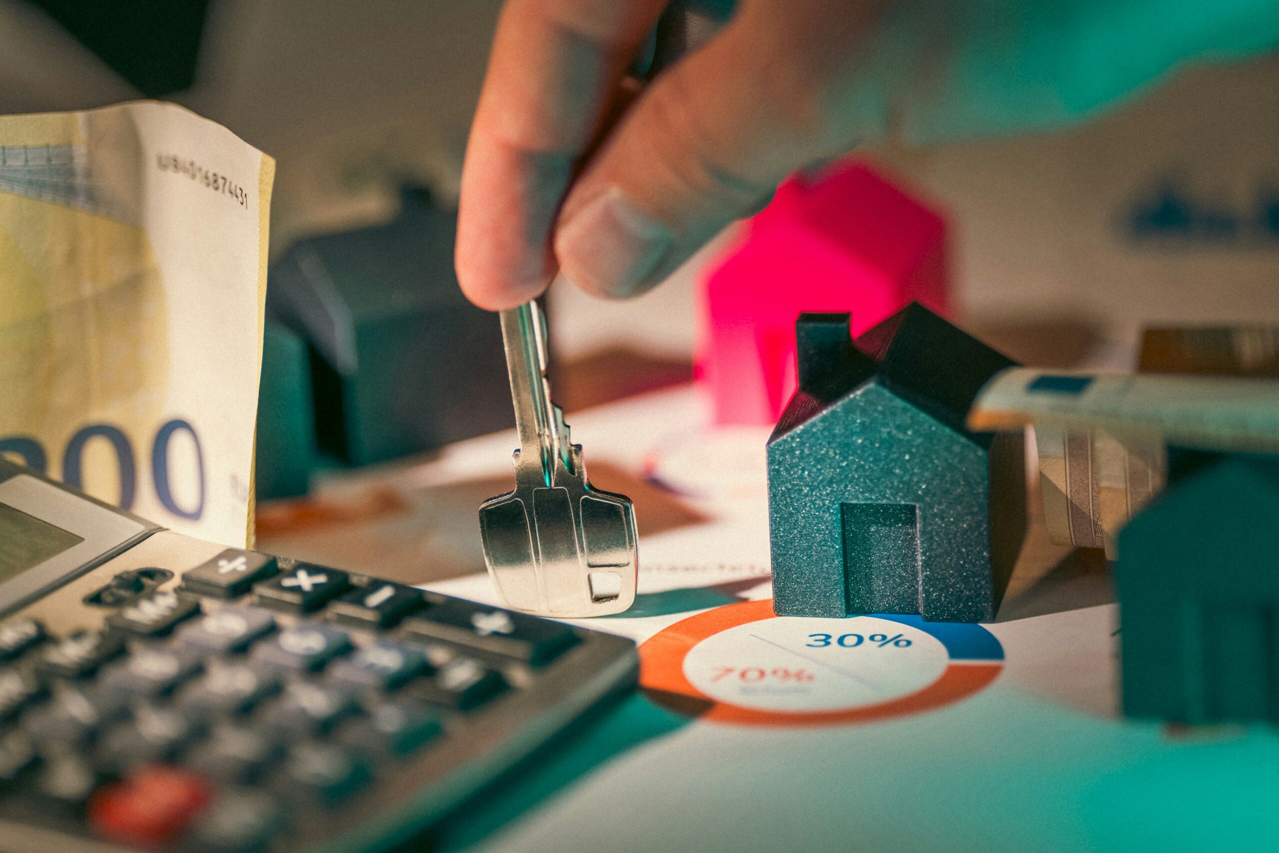 Eine Immobilie als Kapitalanlage kaufen: Die acht wichtigsten Punkte Immobilien bieten eine attraktive Möglichkeit, langfristig Vermögen aufzubauen und finanzielle Sicherheit zu schaffen. Die Entscheidung, eine Immobilie als Kapitalanlage zu kaufen, ist jedoch nicht leicht. Hier sind die acht entscheidenden Faktoren, die bei der Wahl und Finanzierung einer solchen Anlage berücksichtigt werden sollten.
