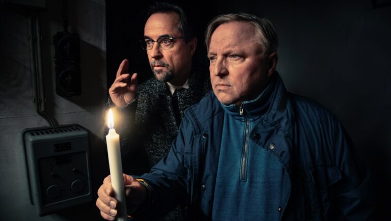 Professor Karl-Friedrich Boerne (Jan Josef Liefers) und Hauptkommissar Frank Thiel (Axel Prahl) ermitteln in einem bizarren Fall.(Credit: © WDR/Thomas Kost)