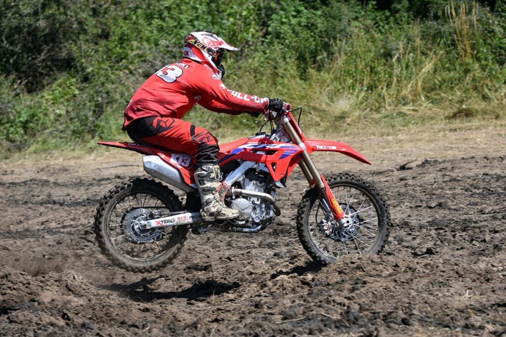 Die Sanierung der Dirtbike-Anlage Berg Fidel pausiert bis Frühjahr 2025. Grund sind die durch Regen stark aufgeweichten Böden.