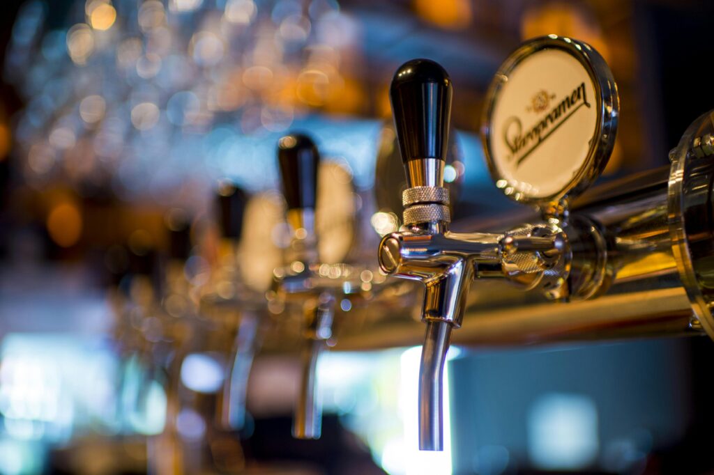 Was sind die besten Bars und Kneipen in Münster? Genau dieser Frage gehen wir in diesem Artikel auf den Grund. Spookys Münster zieht um: Neuer Standort im Norden ab 1. September – mit Biergarten, Kegelbahnen und bekanntem Kneipenflair.