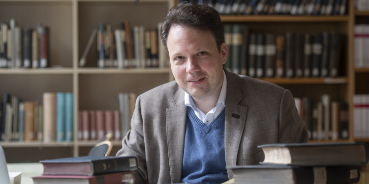 : Prof. Dr. Michael Seewald von der Universität Münster erhält den Gottfried Wilhelm Leibniz-Preis 2025. Wegweisende Forschung zur Dogmatik ausgezeichnet.