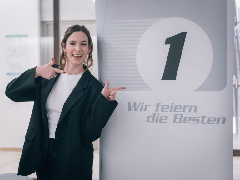 Tatiana Balashina und Leonard Karnbrock glänzen mit Spitzenleistungen. Habeck gratuliert den besten Azubis aus Münster.