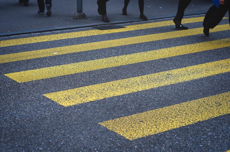 In Emsdetten Kind angefahren, als es den Zebrastreifen überquerte. Der Fahrer flüchtete – Zeugen brachten brisante Details ans Licht.