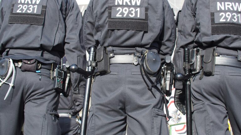 Im Prozess um tödliche Polizeischüsse fordert die Staatsanwaltschaft Freispruch für Beamte, aber Kritik bleibt laut.