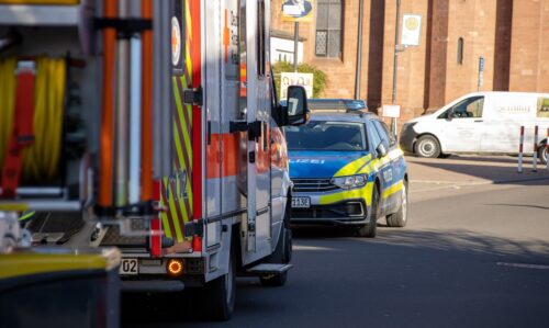 Brand in Telgte Eichenweg: Drei Schwerstverletzte, zehn Wohnungen unbewohnbar. Großeinsatz der Feuerwehr, Ursache noch unklar.
