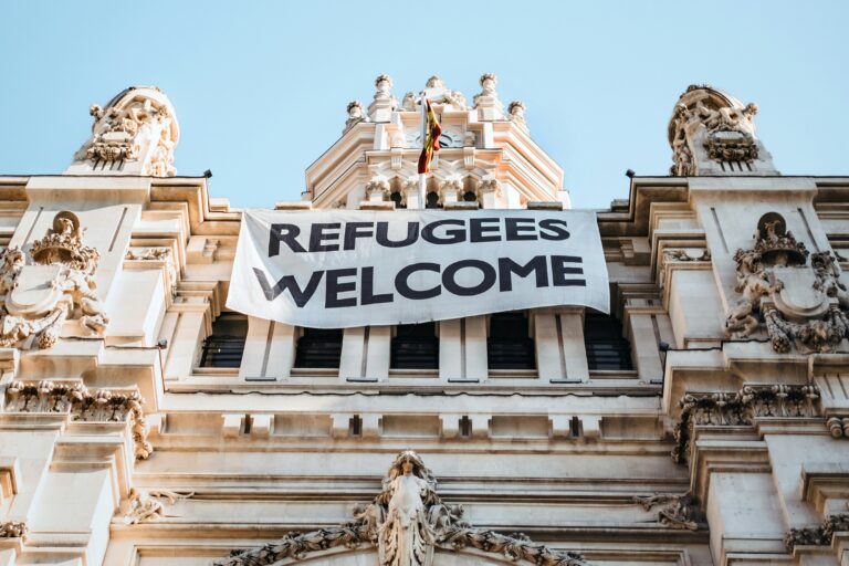 NRW erweitert die Unterbringungsplätze für Flüchtlinge bis 2024 auf 41.000. Neue Kapazitäten entlasten Kommunen und unterstützen Geflüchtete.