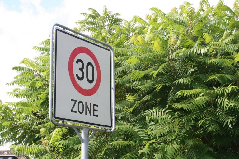 Ab 2025 gilt Tempo 30 auf der Geiststraße in Münster. Erfahre alles über den zweijährigen Verkehrsversuch und seine Ziele.