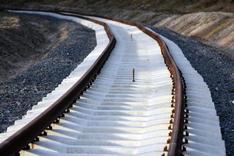 Die Sperrung der Bahnstrecke Münster im Dezember 2024 führt zu erheblichen Einschränkungen. Erfahre hier alles über Bauarbeiten, Ersatzverkehr und Reiseempfehlungen.