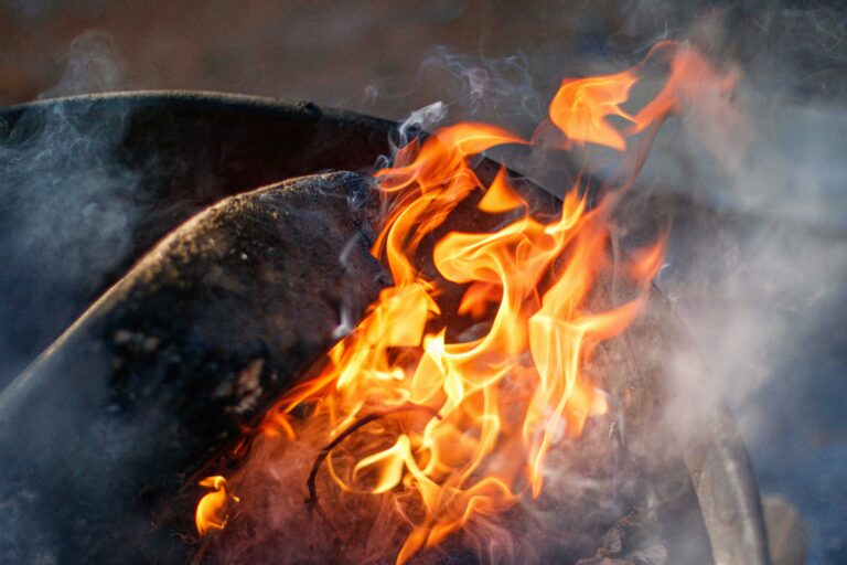 Versicherung bei Feuerwerksunfällen: Alles über Sicherheit, Schäden und die richtige Absicherung für einen sorgenfreien Jahreswechsel.
