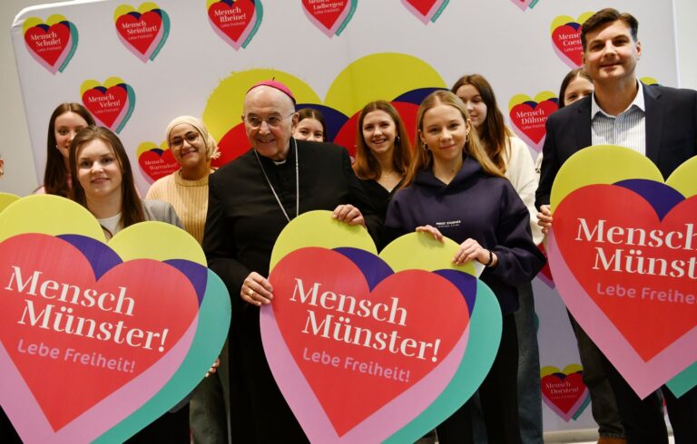Das Bistum Münster startet eine Kampagne für Demokratie mit Aktionen wie Schülerwettbewerben und Zeitzeugengesprächen. Ziel: Bewusstsein stärken.