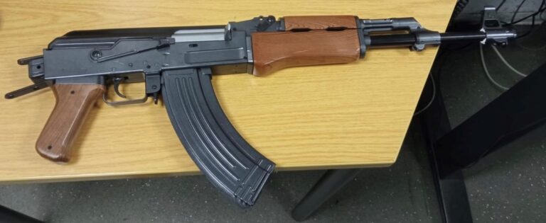 Ein Schockmoment im Regionalexpress 34: Gewehr-Attrappe löst Polizeieinsatz aus. Erfahre alle Details zu dem Vorfall.