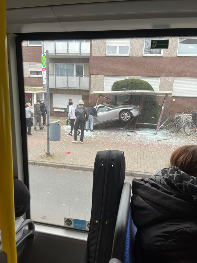 Ein Porsche im Fenster einer Bushaltestelle? Der spektakuläre Unfall in Münster sorgte für Aufsehen – vor allem durch ein virales Instagram-Reel von „Münster Dings“. Innerhalb weniger Stunden wurde das Video tausendfach geteilt, kommentiert und sogar überregional bekannt. In unserer Story oder unter ms-aktuell.de findet ihr alle Infos.