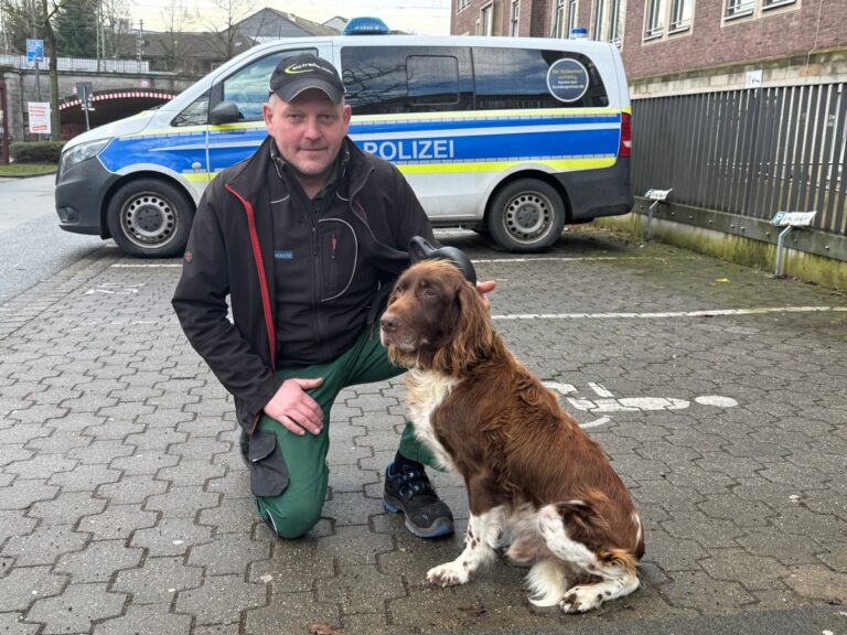 hund am Hauptbahnhof Münster: Der 13-jährige Asko sorgte nach einer Zugfahrt von Roxel für Aufsehen. Polizei und Chip halfen bei der schnellen Rückkehr.