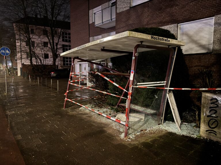 Spektakulärer Unfall in Münster: Eine 74-Jährige fährt mit ihrem Porsche 911 in eine Bushaltestelle – zum Glück ohne Verletzte.