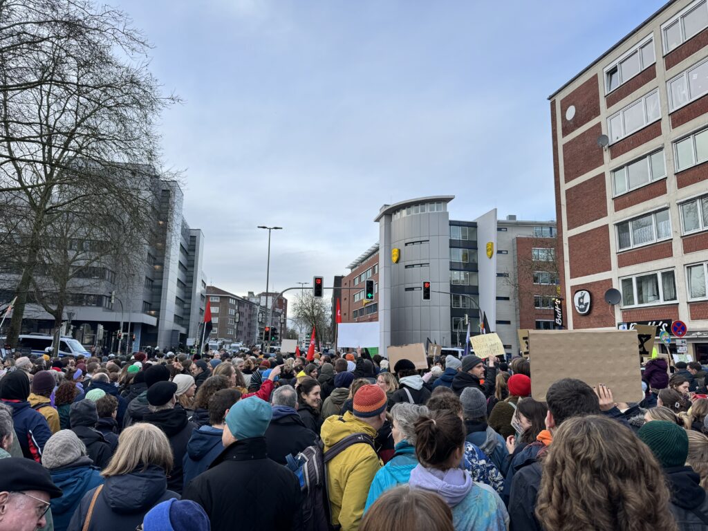 Am 25. Januar 2025 trafen bei der Querdenker-Demo Münster Protestierende und Gegendemonstranten aufeinander. Friedlicher Verlauf trotz Spannungen. Gegen Rechts: Menschenkette vor dem Rathaus Münster. Am 21.02.2025 um 18:00 Uhr findet auf dem Domplatz die Kundgebung gegen Rechts in Münster statt. Ein starkes Zeichen für Vielfalt und Demokratie. Die Demonstration „Gemeinsam für Deutschland in Münster“ ruft Kritik hervor – Rechtsextreme und Gegendemonstrationen stehen sich gegenüber. Die Verkehrsbehinderungen und angemeldeten Demos am 31. Mai in Münster werden weite Teile der Innenstadt lahmlegen.