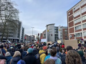 Am 25. Januar 2025 trafen bei der Querdenker-Demo Münster Protestierende und Gegendemonstranten aufeinander. Friedlicher Verlauf trotz Spannungen. Gegen Rechts: Menschenkette vor dem Rathaus Münster. Am 21.02.2025 um 18:00 Uhr findet auf dem Domplatz die Kundgebung gegen Rechts in Münster statt. Ein starkes Zeichen für Vielfalt und Demokratie. Die Demonstration „Gemeinsam für Deutschland in Münster“ ruft Kritik hervor – Rechtsextreme und Gegendemonstrationen stehen sich gegenüber.