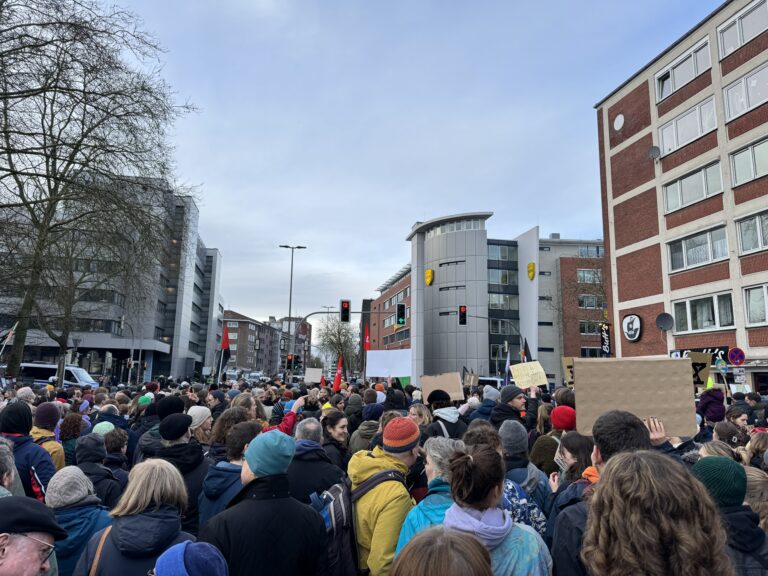 Am 25. Januar 2025 trafen bei der Querdenker-Demo Münster Protestierende und Gegendemonstranten aufeinander. Friedlicher Verlauf trotz Spannungen. Gegen Rechts: Menschenkette vor dem Rathaus Münster. Am 21.02.2025 um 18:00 Uhr findet auf dem Domplatz die Kundgebung gegen Rechts in Münster statt. Ein starkes Zeichen für Vielfalt und Demokratie. Die Demonstration „Gemeinsam für Deutschland in Münster“ ruft Kritik hervor – Rechtsextreme und Gegendemonstrationen stehen sich gegenüber. Die Verkehrsbehinderungen und angemeldeten Demos am 31. Mai in Münster werden weite Teile der Innenstadt lahmlegen.