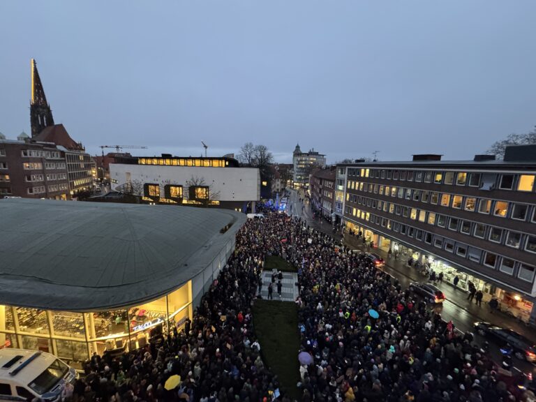 In Münster protestierten Tausende gegen die CDU-Abstimmung mit der AfD. Die Demonstration zog starke Reaktionen nach sich. Nach einer ersten Großdemo in Münster wurde eine zweite Kundgebung gegen die CDU-Abstimmung zu Migrationsfragen angekündigt.