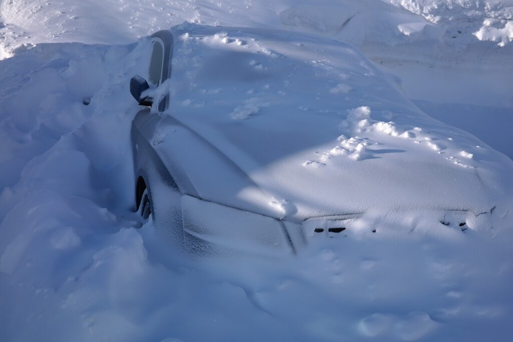 Massive Schneefront über Deutschland: Schnee, Glätte und extreme Temperaturen sorgen für Verkehrschaos. So bereitest Du Dich auf den Wetter Schneefall vor!