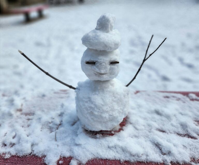 Kind zur Schule bei Schnee und Glatteis