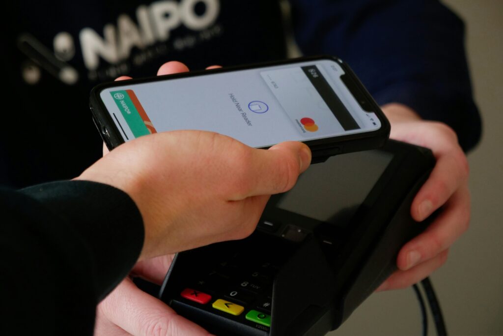 negativen Auswirkungen vorzeitiger Trinkgeldanfragen in Münster durch die Studie "Feeling Manipulated" und die daraus resultierenden Herausforderungen für das lokale Geschäftsklima. Trinkgeld Münster