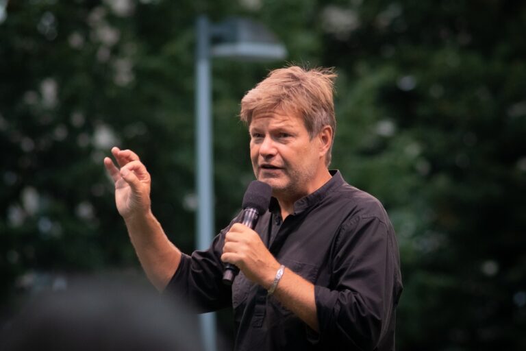Robert Habeck, Kanzlerkandidat der Grünen für die Bundestagswahl 2025, macht im Rahmen seiner Wahlkampftour Station in Münster.