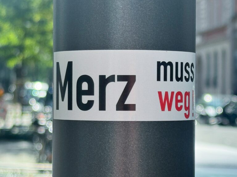 Merz Schmierereien. Angriffe auf CDU-Büros: Farbattacke in Dortmund und Schmierereien in Lünen