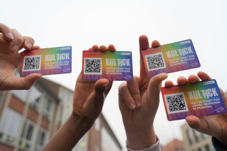 Foto: Schülerinnen und Schüler der Gesamtschule Mitte - und aller anderen allgemeinbildenden Schulen in Münster - haben das Kulturticket KULTICK bekommen und können damit ab dem 17. Februar vergünstigt oder kostenlos zahlreiche Kulturangebote in der Stadt nutzen.