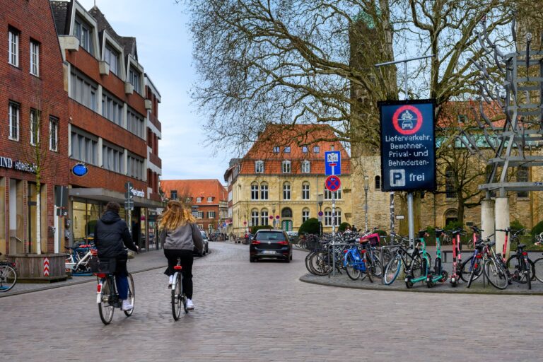 Die neue Verkehrsregelung in der Königsstraße Münster tritt am 4. März in Kraft. LED-Tafeln und Sperrungen sollen Staus an Markttagen an der Königsstraße Münster verhindern.