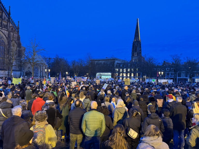 Tausende Menschen versammelten sich auf dem Domplatz in Münster zur Kundgebung gegen Rechts. Zwei Tage vor der Bundestagswahl setzten sie ein starkes Zeichen für Demokratie und Vielfalt.