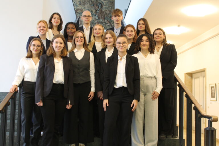 NMUN Münster: 16 Studierende sind auf dem Bild zu sehen und erfüllen sich den Traum "New York".