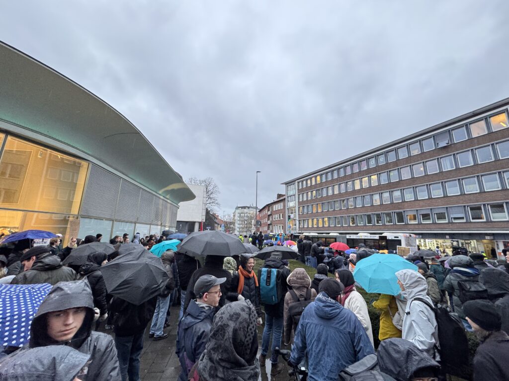 Erneut versammelten sich über 2.000 Demonstrierende bei einer Anti-CDU Demo in Münster. Die Polizei gerät für ihren Einsatz in die Kritik.