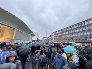 Erneut versammelten sich über 2.000 Demonstrierende bei einer Anti-CDU Demo in Münster. Die Polizei gerät für ihren Einsatz in die Kritik.