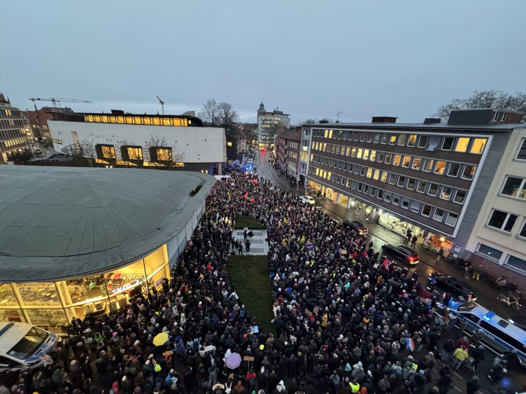 Erneut versammelten sich über 2.000 Demonstrierende bei einer Anti-CDU Demo in Münster. Die Polizei gerät für ihren Einsatz in die Kritik. Nach massiven Protesten ruft die CDU Münster zur Deeskalation auf. Stefan Weber fordert eine sachliche Debatte ohne Gewalt.
