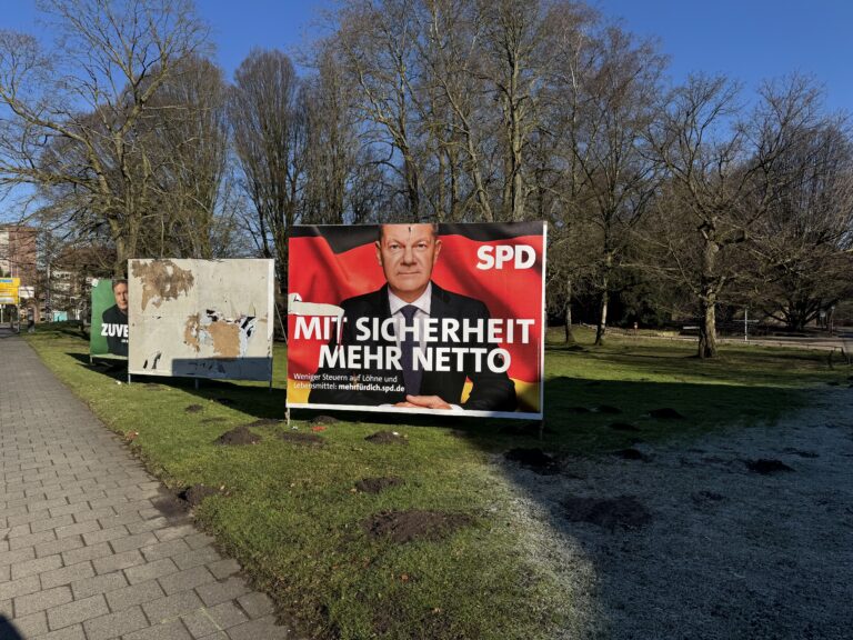 Ein 70-jähriger Mann hat in Münster ein Wahlplakat beschädigt. Die Polizei stellte ihn nach einer Verfolgung am Schlossplatz. Jetzt ermittelt der Staatsschutz.