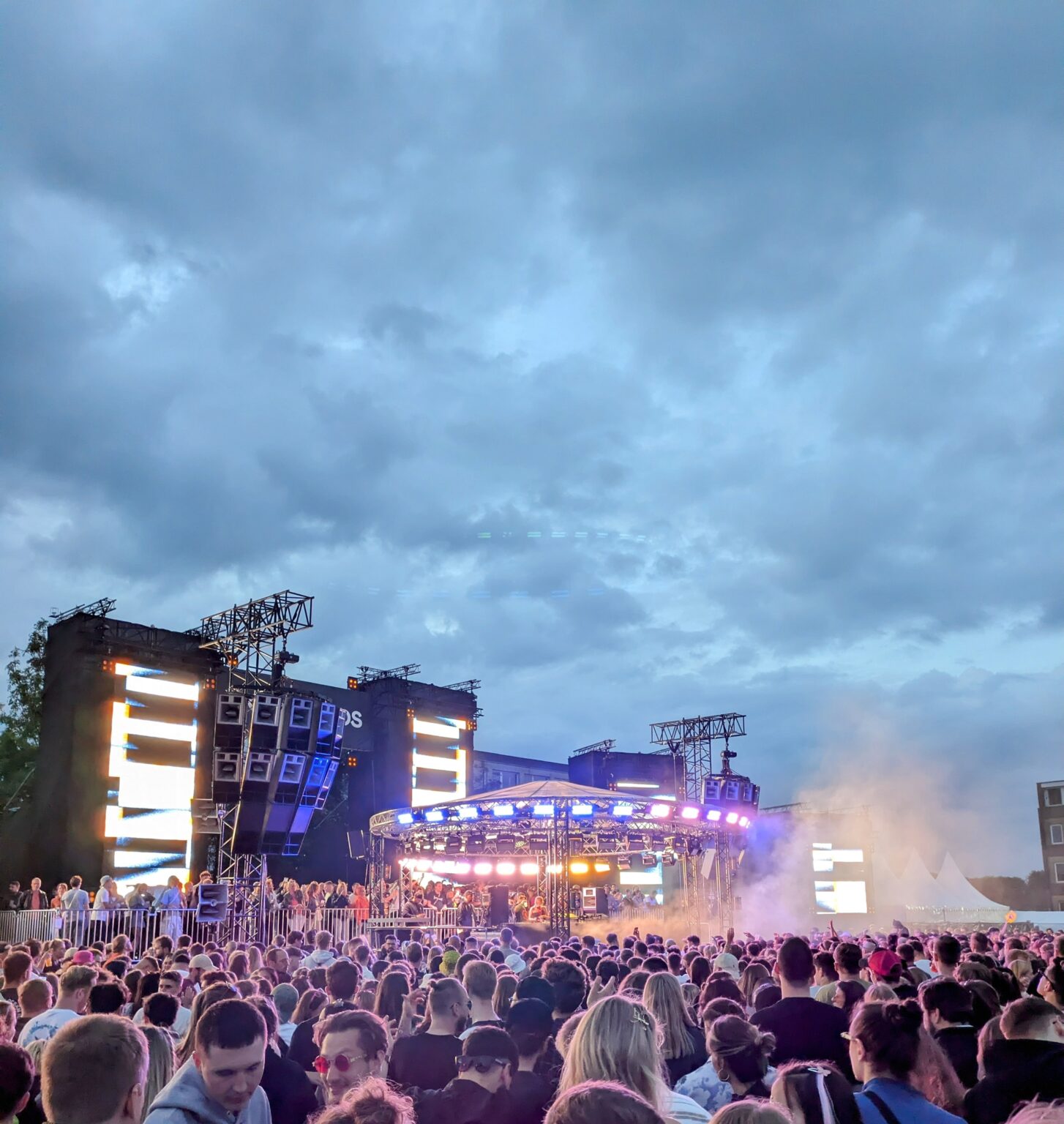 Das Docklands 2025 Line-Up bringt über 100 Acts nach Münster, wie zum Beispiel die Stars Solomun, Patrick Mason und WhoMadeWho. Festivals in Münster 2025 – von Jazzfestival über Rock-Open-Air bis Elektro-Nacht. Entdecke alle Musikfestivals 2025 in Münster mit Terminen, Orten und Programm-Highlights.