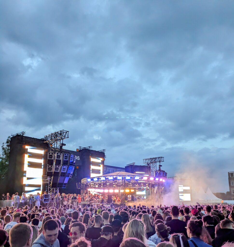 Das Docklands 2025 Line-Up bringt über 100 Acts nach Münster, wie zum Beispiel die Stars Solomun, Patrick Mason und WhoMadeWho. Festivals in Münster 2025 – von Jazzfestival über Rock-Open-Air bis Elektro-Nacht. Entdecke alle Musikfestivals 2025 in Münster mit Terminen, Orten und Programm-Highlights.