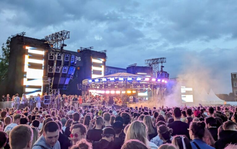 Das Docklands 2025 Line-Up bringt über 100 Acts nach Münster, wie zum Beispiel die Stars Solomun, Patrick Mason und WhoMadeWho. Festivals in Münster 2025 – von Jazzfestival über Rock-Open-Air bis Elektro-Nacht. Entdecke alle Musikfestivals 2025 in Münster mit Terminen, Orten und Programm-Highlights.