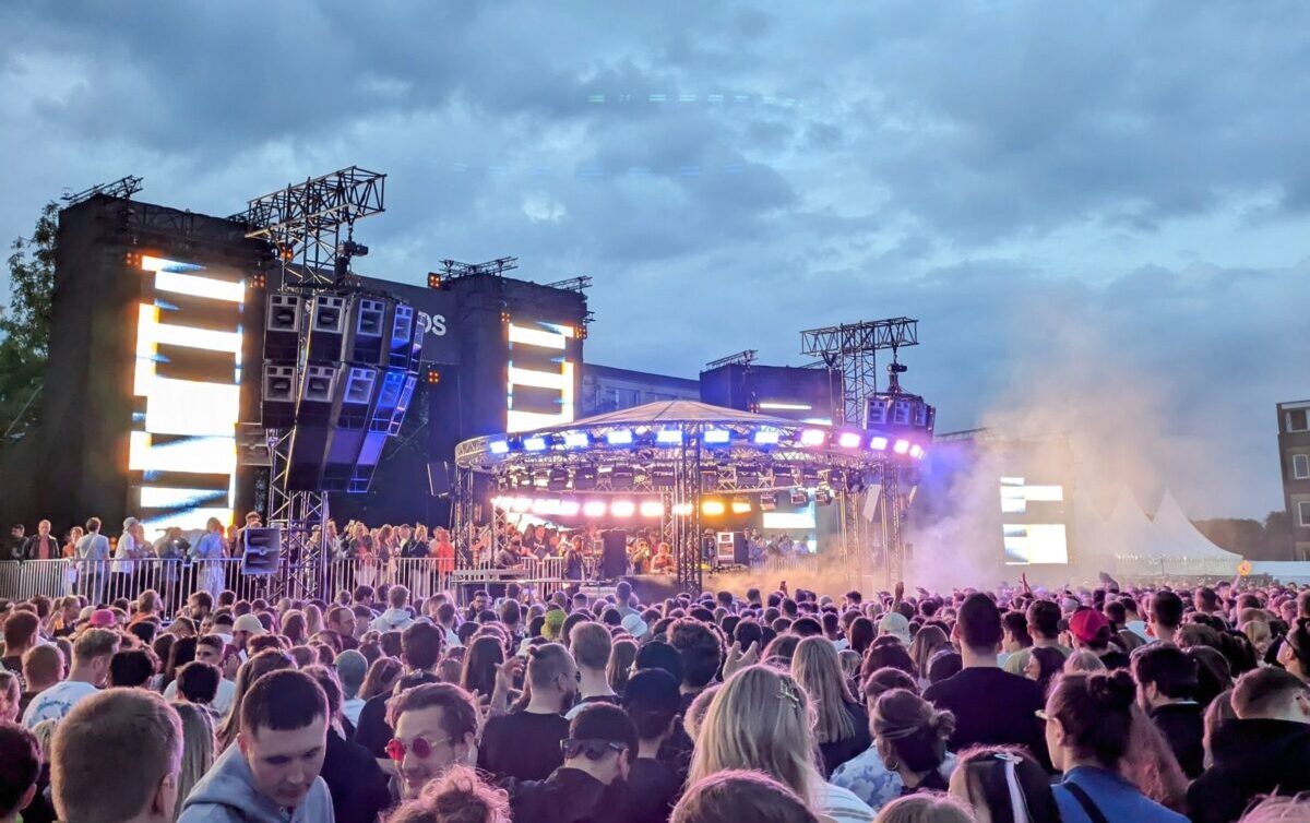 Das Docklands 2025 Line-Up bringt über 100 Acts nach Münster, wie zum Beispiel die Stars Solomun, Patrick Mason und WhoMadeWho. Festivals in Münster 2025 – von Jazzfestival über Rock-Open-Air bis Elektro-Nacht. Entdecke alle Musikfestivals 2025 in Münster mit Terminen, Orten und Programm-Highlights.