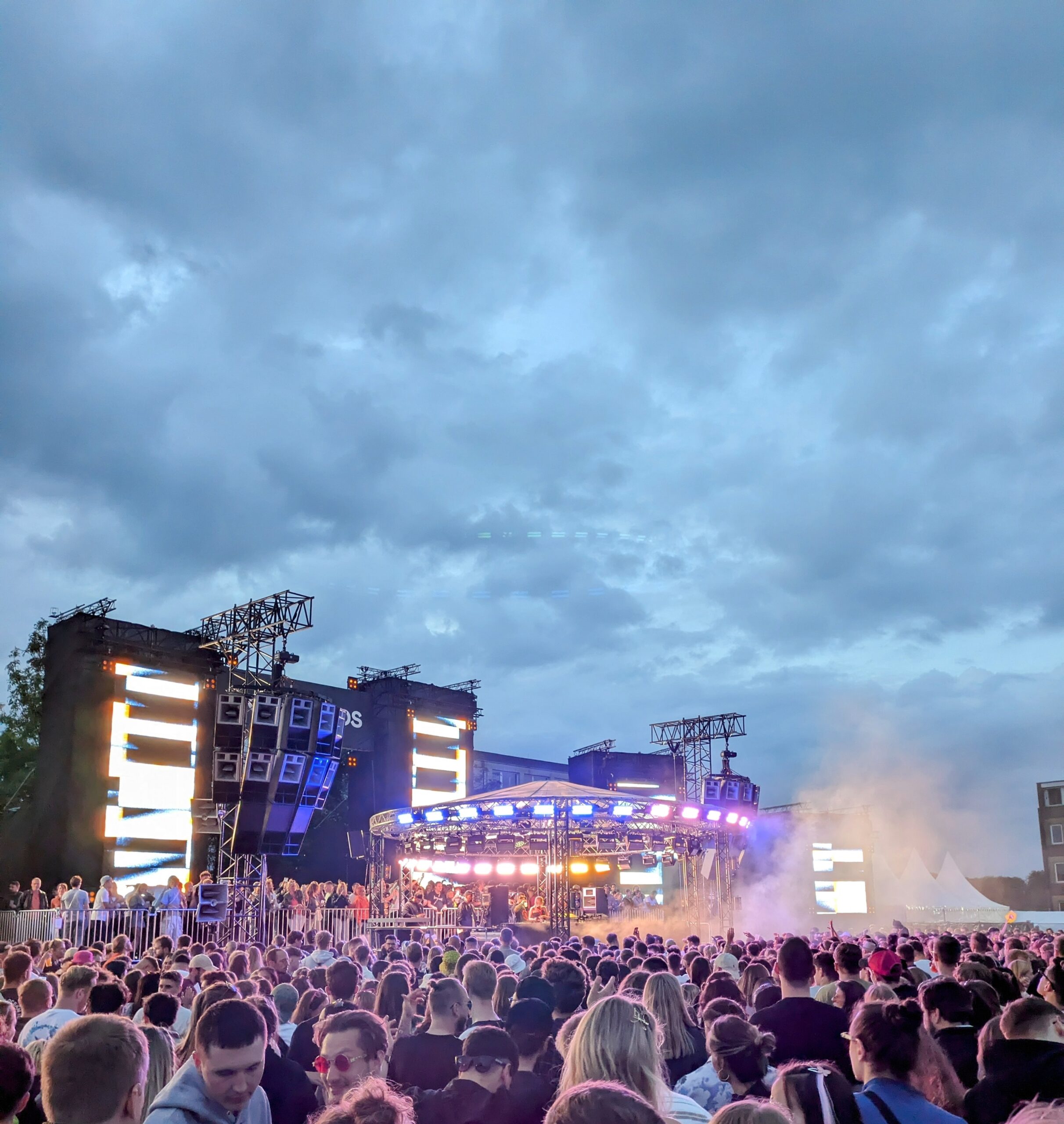 Das Docklands 2025 Line-Up bringt über 100 Acts nach Münster, wie zum Beispiel die Stars Solomun, Patrick Mason und WhoMadeWho. Festivals in Münster 2025 – von Jazzfestival über Rock-Open-Air bis Elektro-Nacht. Entdecke alle Musikfestivals 2025 in Münster mit Terminen, Orten und Programm-Highlights.