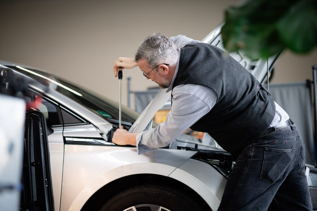 In einer Welt, in der viele Schäden am Auto schnell zum teuren Austausch ganzer Bauteile führen, bietet der Dellendoktor aus Münster eine clevere Alternative.