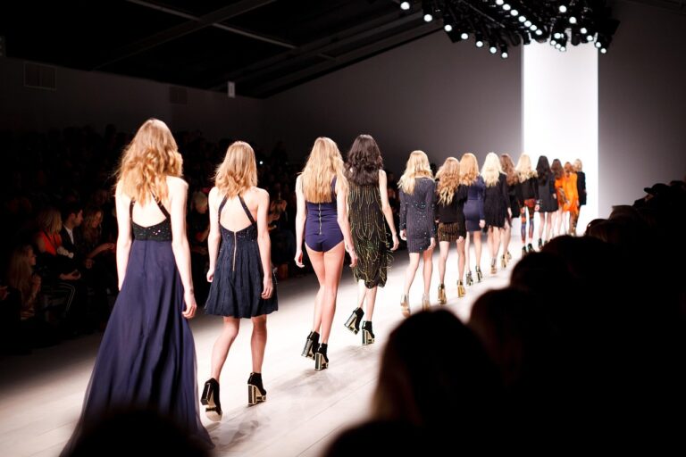 GNTM 2025 bringt viele Neuerungen. Zwei Kandidatinnen aus dem Münsterland und eine Kandidatin aus Münster sind dabei! Erfahre hier alles über die Jubiläumsstaffel, prominente Gäste und neue Regeln.