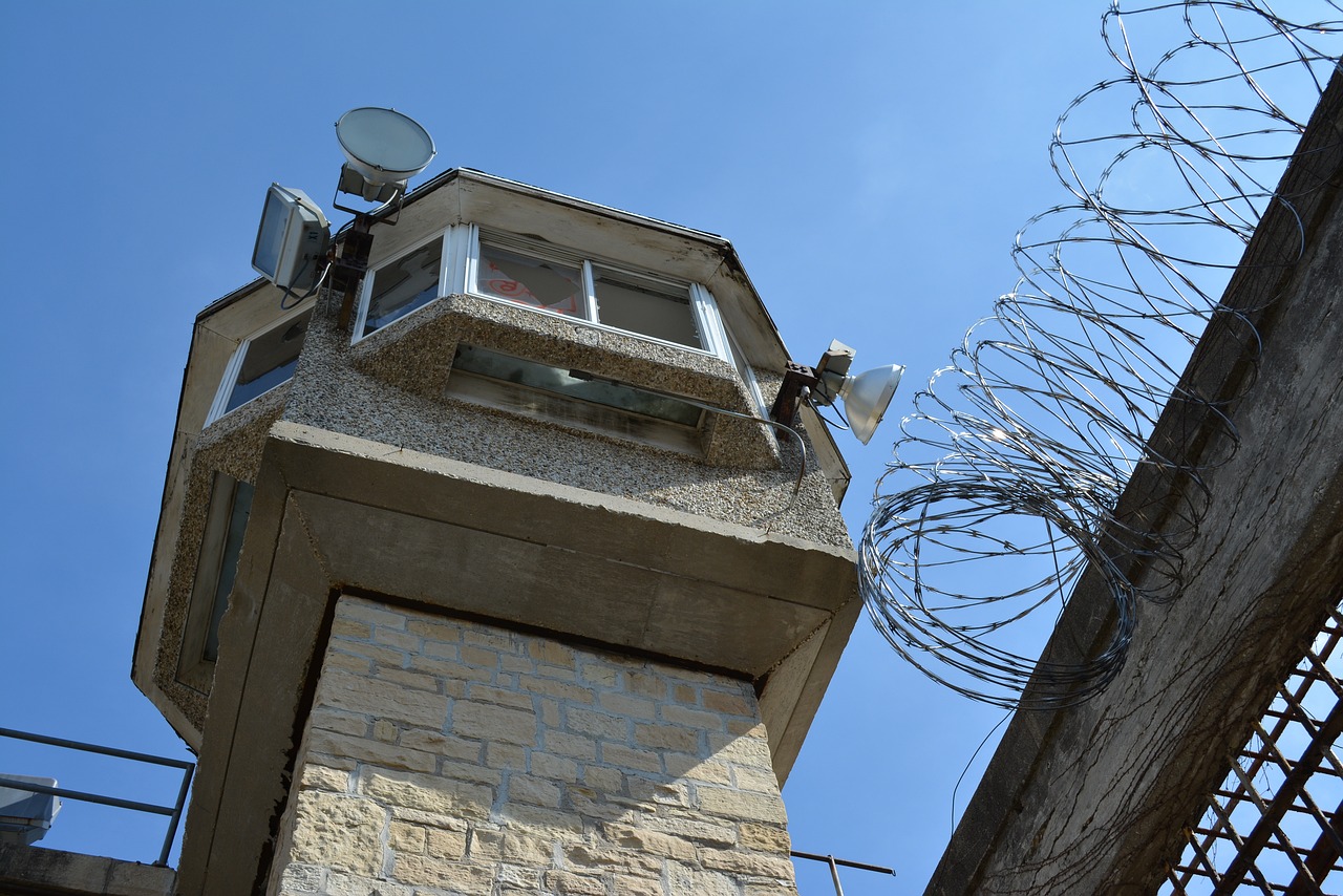 Serienmörderin Tuba S., Wachturm im Gefängnis